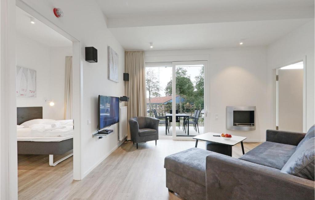 トラフェミュンデにあるAwesome Apartment In Lbeck Travemnde With 2 Bedrooms And Wifiのリビングルーム(ソファ付)、ベッドルーム1室が備わります。