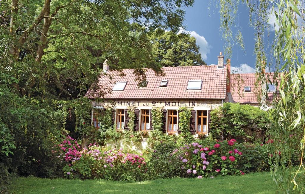 ein Haus mit Blumen davor in der Unterkunft Stunning Home In Wimille With Kitchen in Wimille