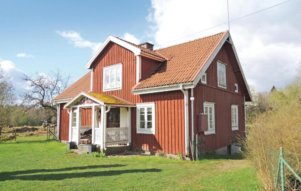 een rood huis met een rood dak bij Awesome Home In lmhult With Kitchen in Apelhult