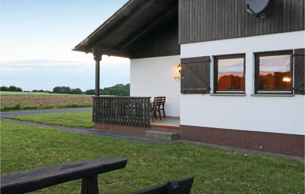 een huis met een bankje ervoor bij Ferienhaus 11 In Thalfang in Thalfang