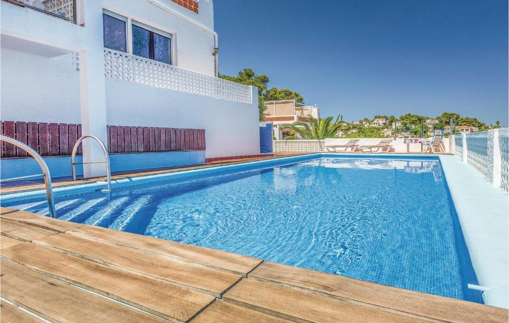 una piscina al centro di una casa di Costa Nova a Jávea