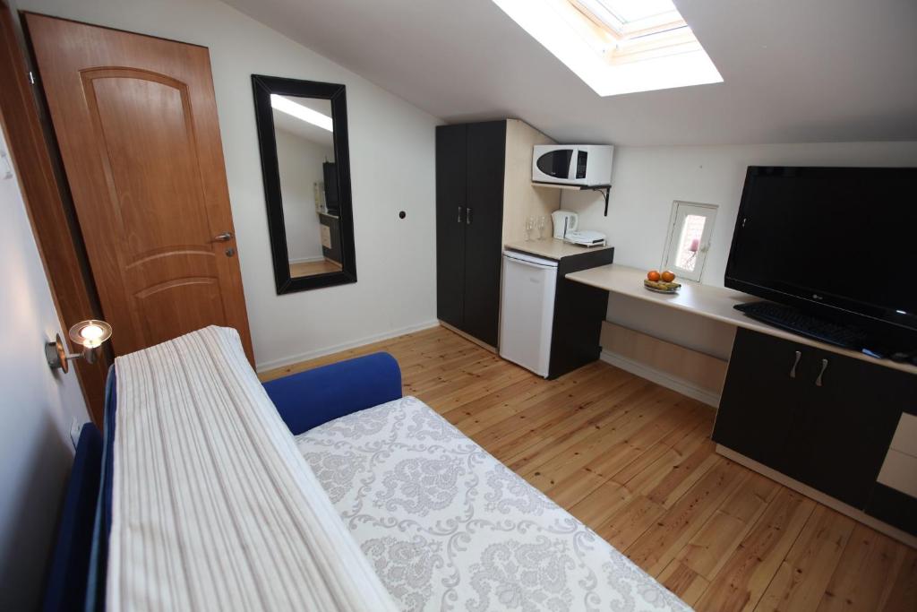 Kuchyň nebo kuchyňský kout v ubytování Haifa Guest House