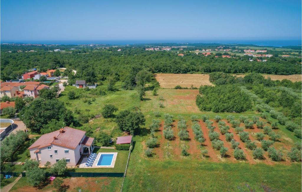 een luchtfoto van een huis in een veld bij Stunning Home In Mihatovici With Kitchen in Rošini