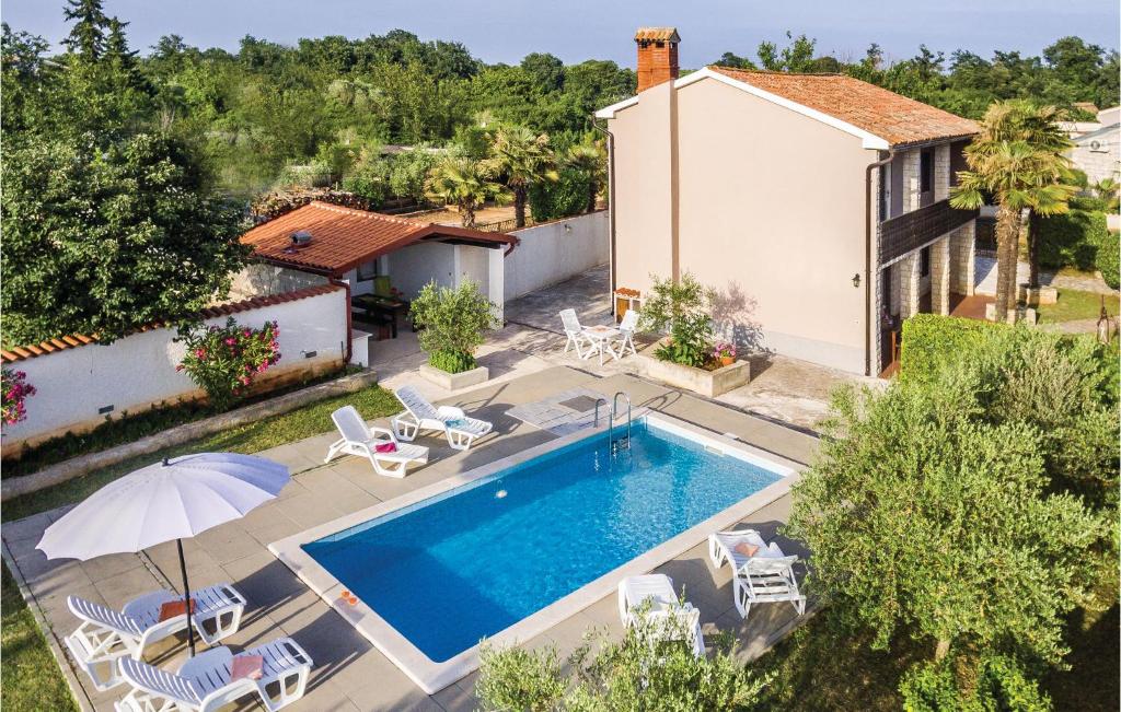 an overhead view of a house with a swimming pool at Nice Home In Segotici With Outdoor Swimming Pool in Šegotići
