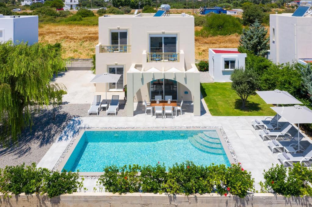 - une vue aérienne sur une villa avec une piscine dans l'établissement Olive Tree House, à Gennadi