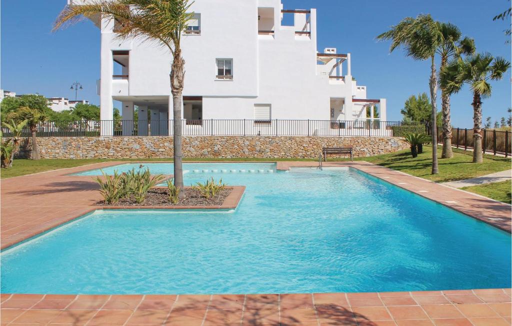 El RomeroにあるNice Apartment In Alhama De Murcia With 2 Bedrooms, Outdoor Swimming Pool And Wifiの家の前のスイミングプール