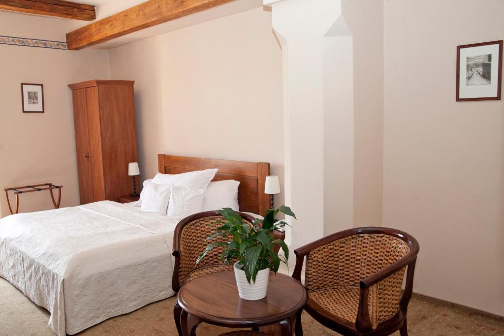 Postel nebo postele na pokoji v ubytování Hotel U Zlatého Lva