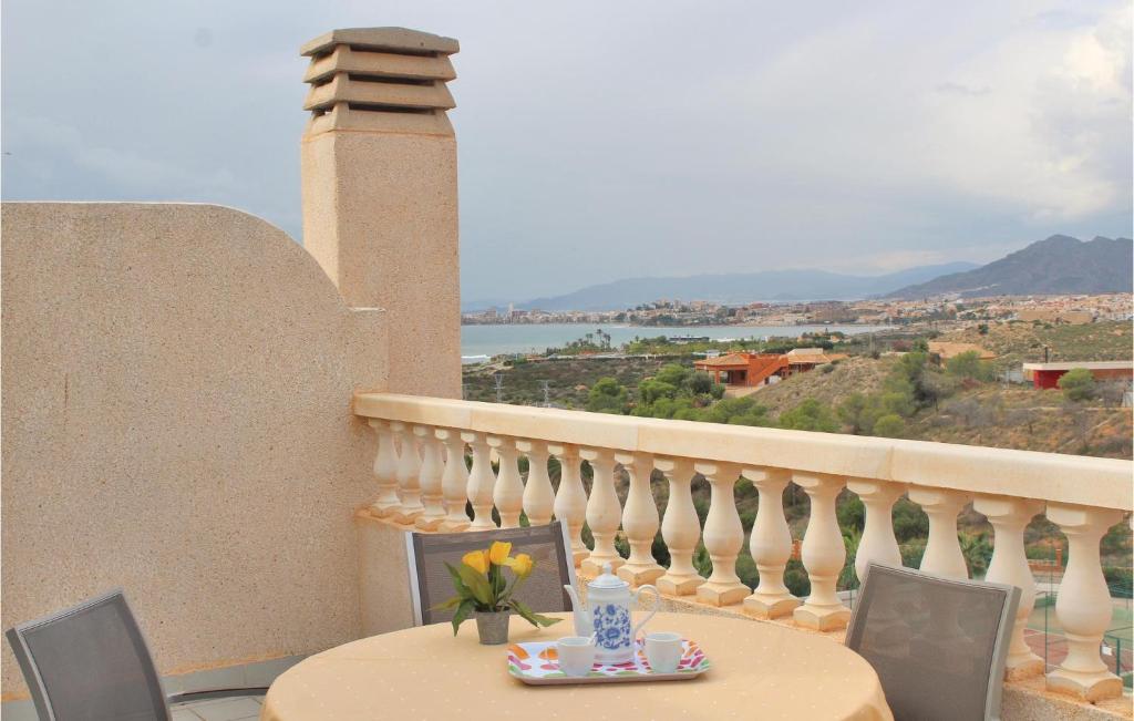 een tafel en stoelen op een balkon met uitzicht bij Amazing Apartment In Isla Plana With House Sea View in Isla Plana