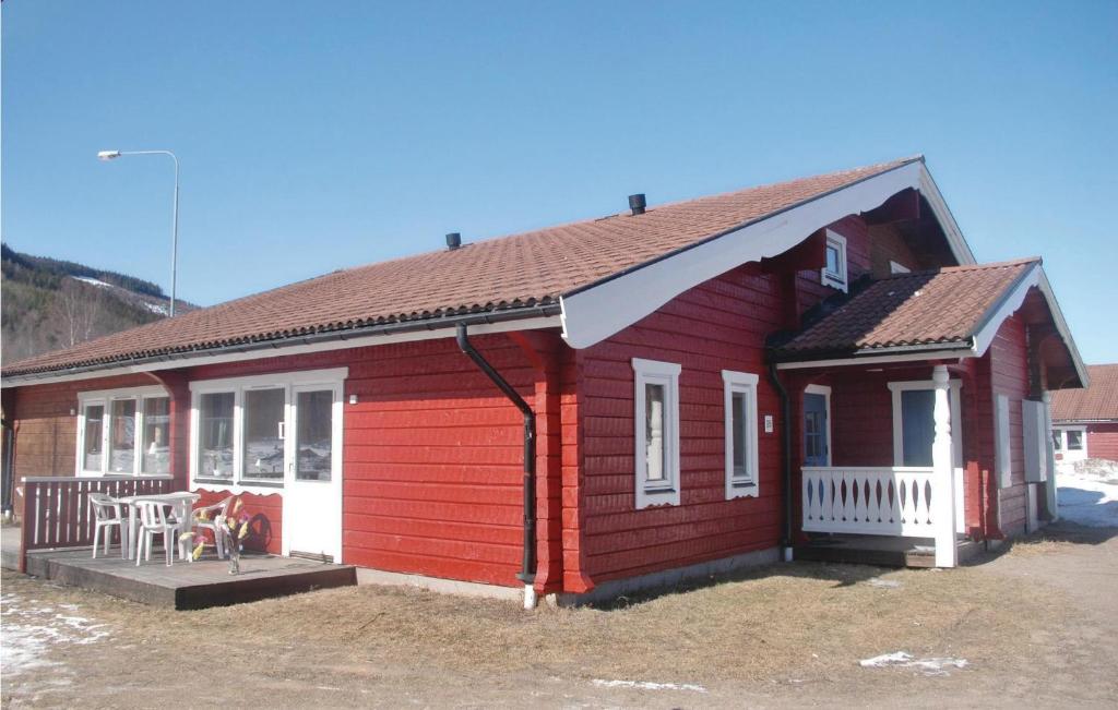 a red house with a table in front of it at Awesome Home In Sysslebck With 3 Bedrooms, Sauna And Internet in Branäs