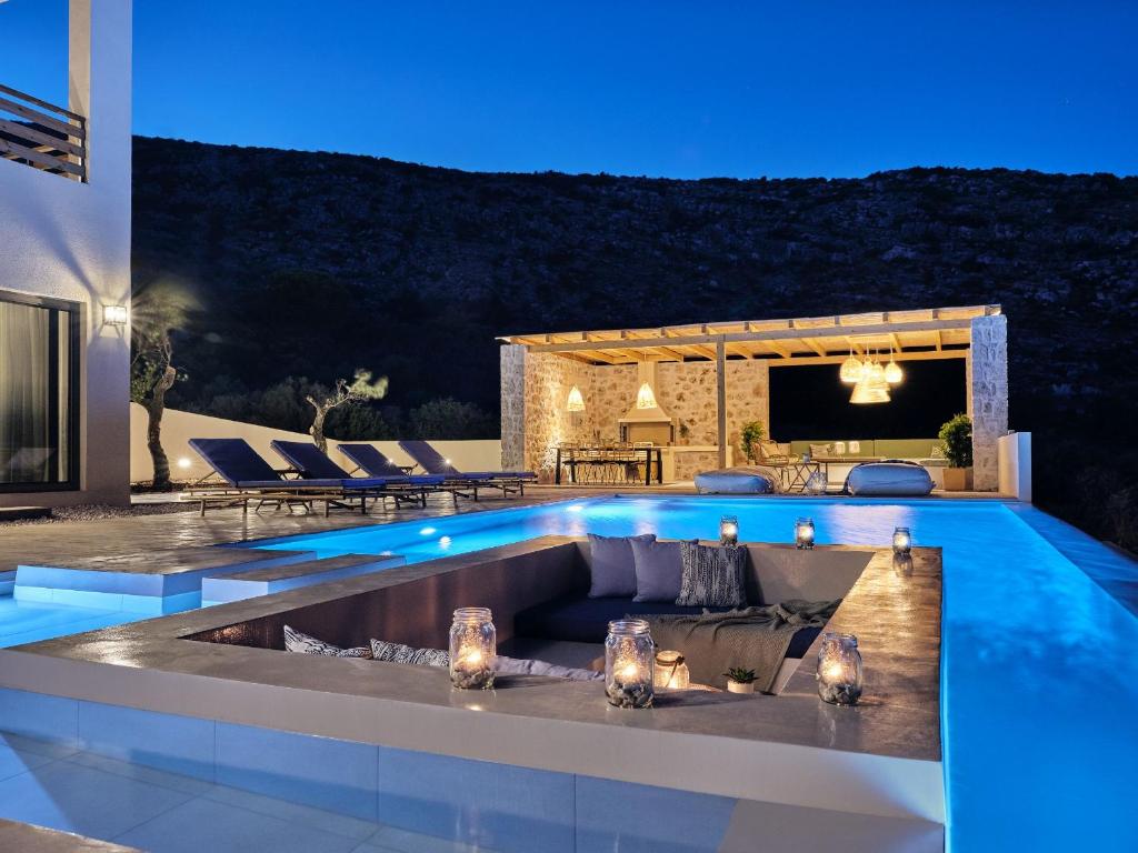 Bazén v ubytování Apaggio Luxury Villa - Private Pool & Stunning Sea Views, by ZanteWize nebo v jeho okolí