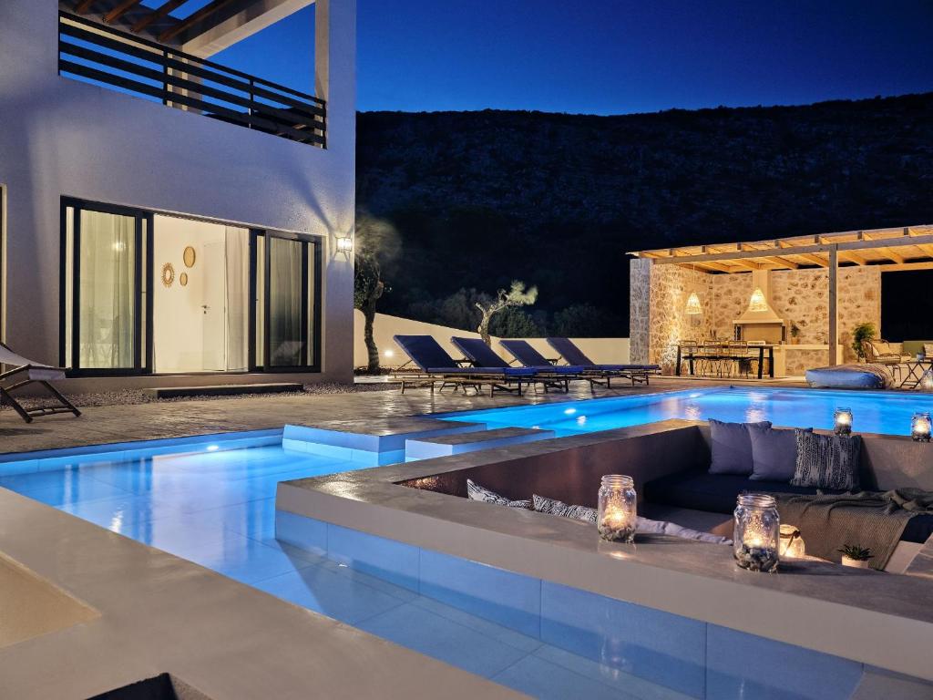 Bazén v ubytování Apaggio Luxury Villa - Private Pool & Stunning Sea Views, by ZanteWize nebo v jeho okolí