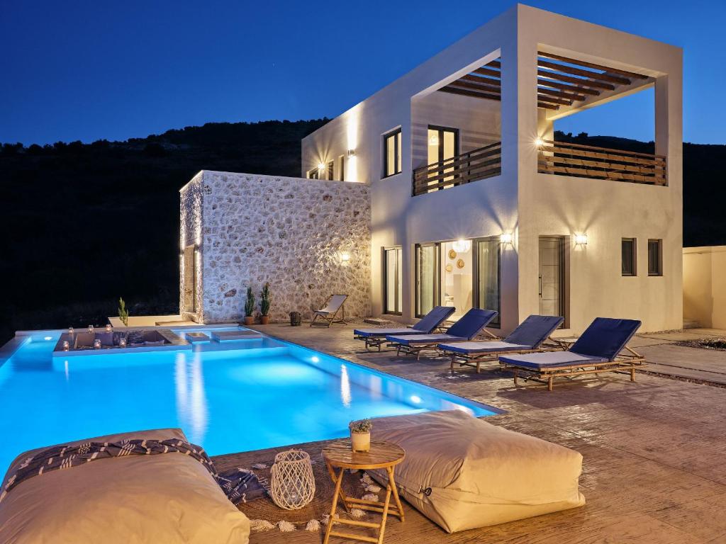Bazén v ubytování Apaggio Luxury Villa - Private Pool & Stunning Sea Views, by ZanteWize nebo v jeho okolí