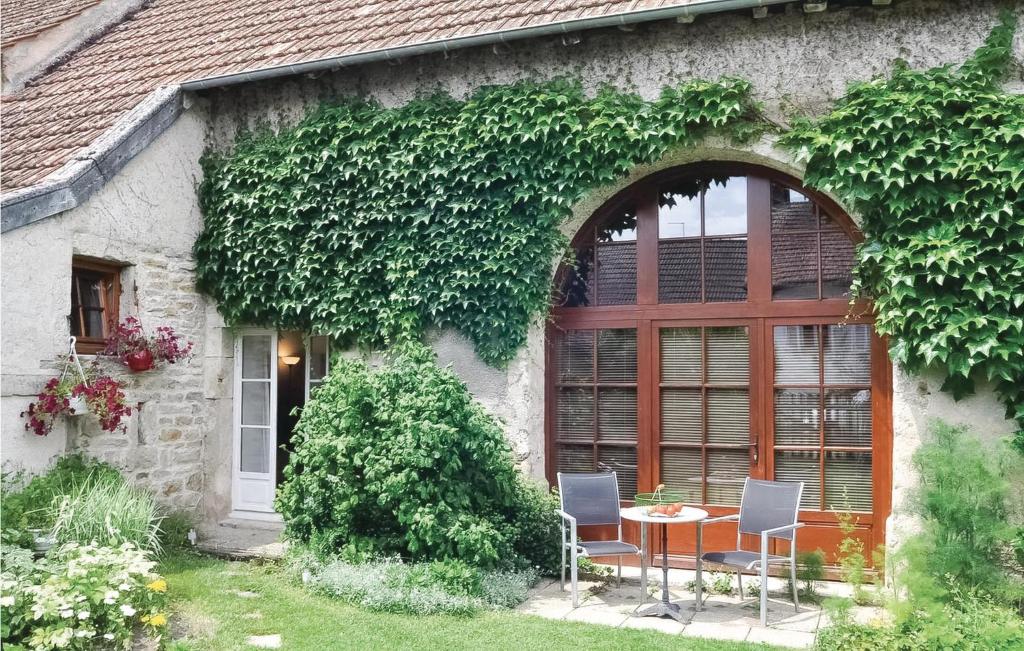 una mesa y sillas frente a un edificio en Nice Home In Molinot With Kitchen en Molinot