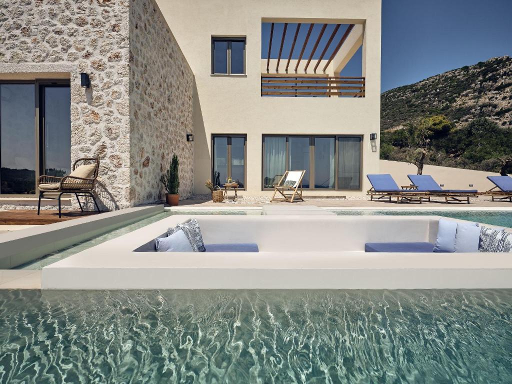 Bazén v ubytování Apaggio Luxury Villa - Private Pool & Stunning Sea Views, by ZanteWize nebo v jeho okolí