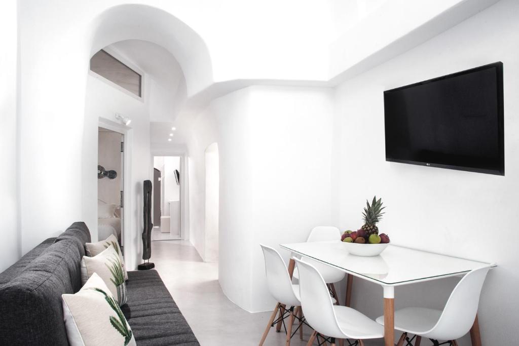TV a/nebo společenská místnost v ubytování Hotel Thireas