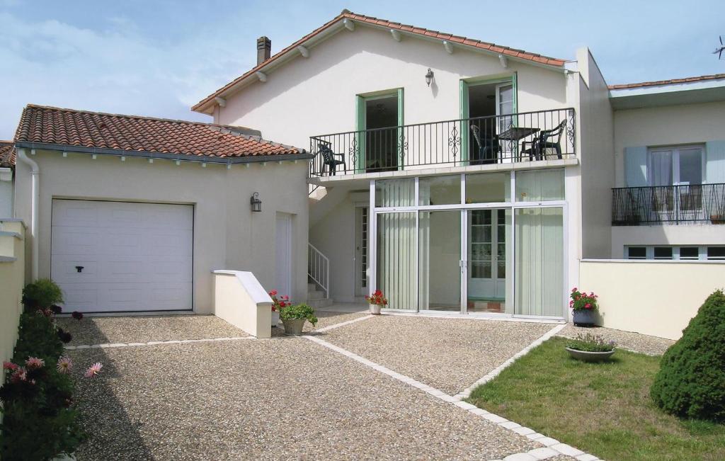 ヴォー・シュル・メールにあるLovely Apartment In Vaux Sur Merの大白い家