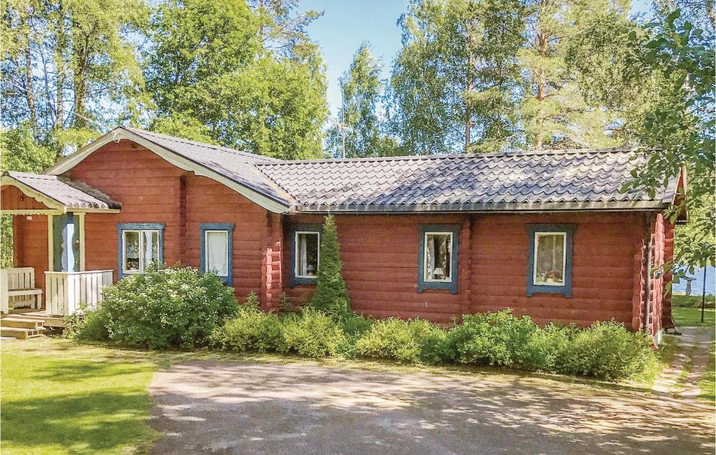 una pequeña casa roja con patio en Amazing Home In Idkerberget With Kitchenette, en Idkerberget