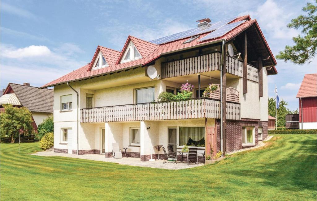 Großes Haus mit Balkon auf einer Wiese in der Unterkunft Stunning Apartment In Breuna With 3 Bedrooms in Breuna