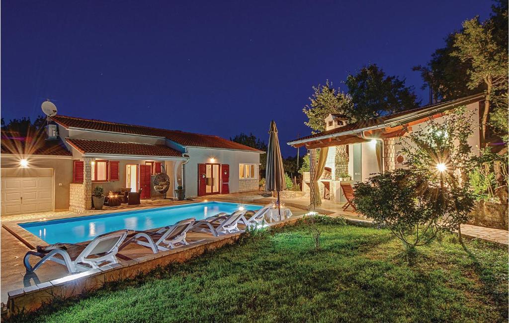 Swimmingpoolen hos eller tæt på 2 Bedroom Stunning Home In Pavicini