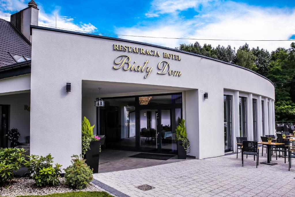un edificio blanco con una señal para una habitación para bebés en Hotel Biały Dom, en Rybnik