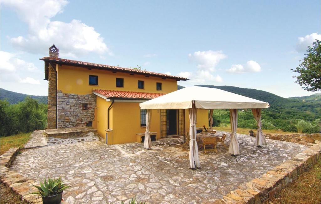 Casa Coldi SassoにあるPoggio Santacroceの黄色の家
