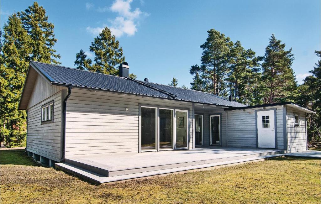 a small house with a large deck in a yard at Four-Bedroom Holiday Home In Slite in Åminne