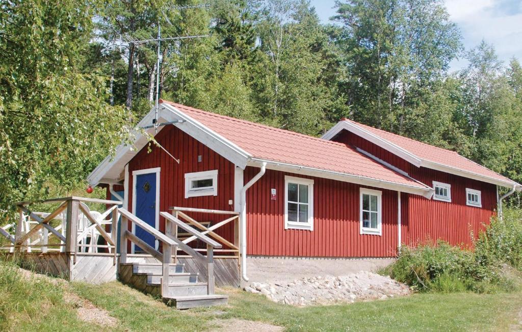 un bâtiment rouge avec un escalier devant lui dans l'établissement Cozy Home In Henn With Kitchen, à Henån