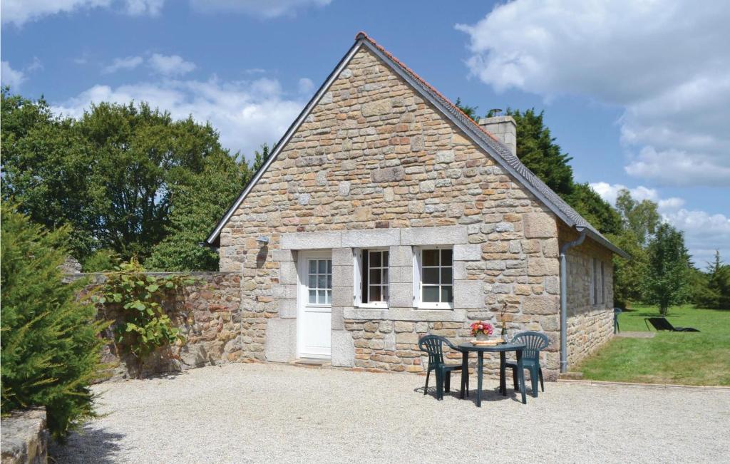 a small stone building with a table in front of it at Beautiful Home In Tregunc With 1 Bedrooms And Wifi in Trégunc