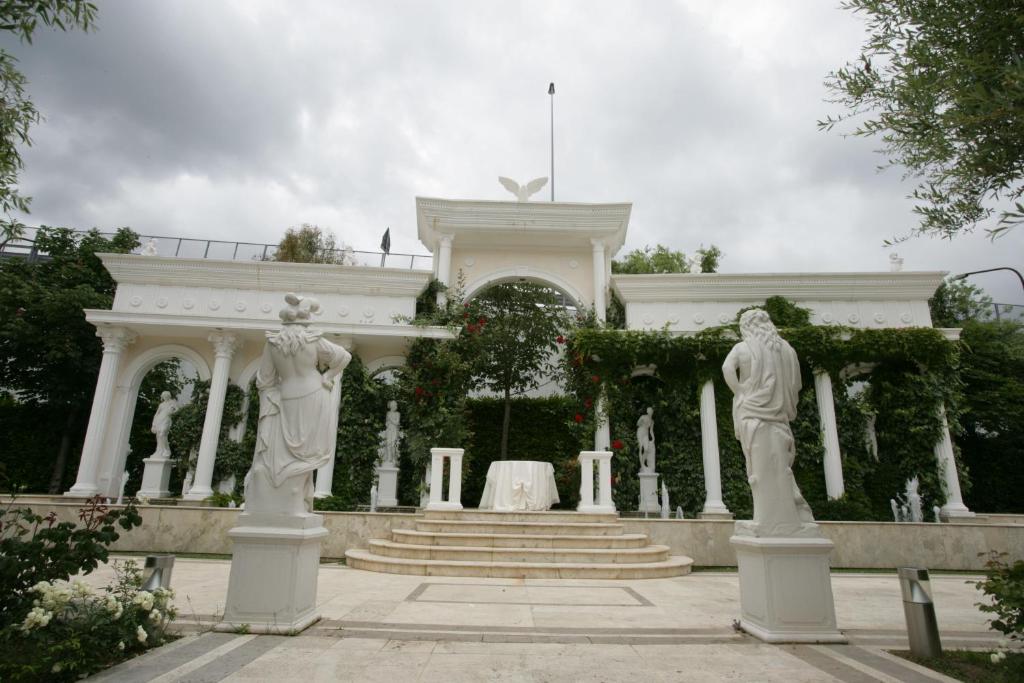 A garden outside Park Hotel Campitelli
