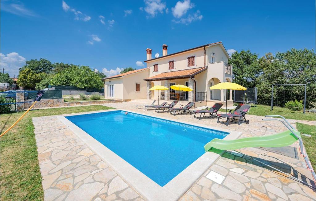 uma piscina em frente a uma casa em Nice Home In Bregi With Outdoor Swimming Pool em Katun Gračanski