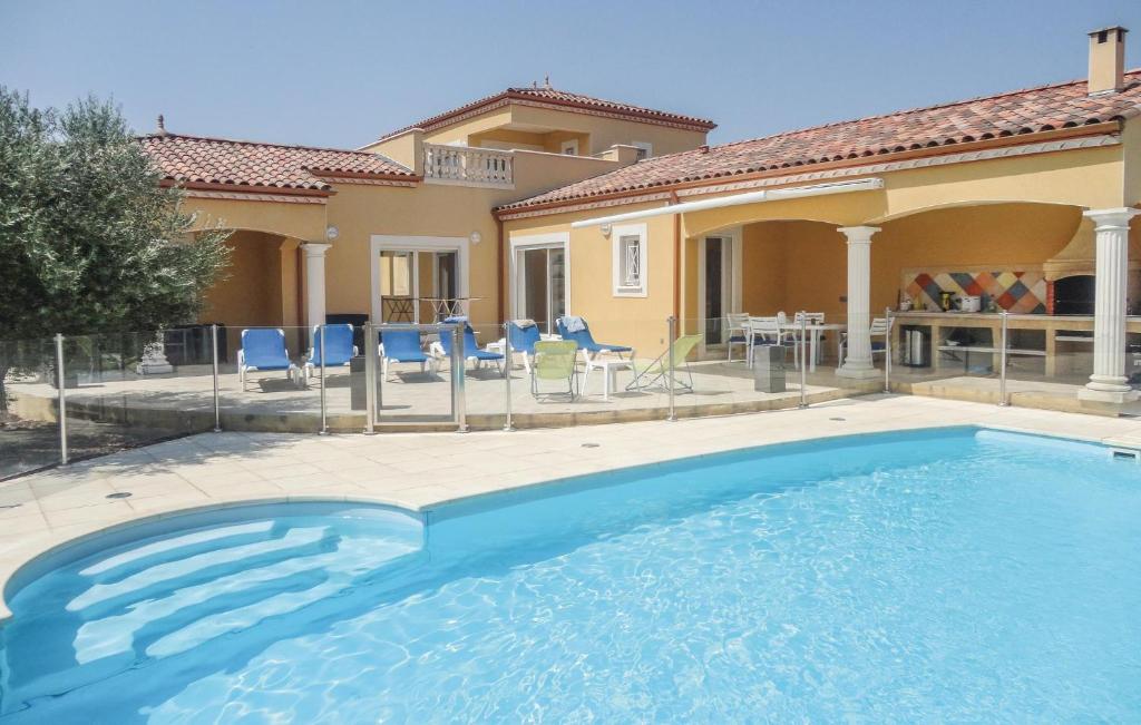 una piscina frente a una casa en 4 Bedroom Cozy Home In Grau D'agde, en Le Grau d'Agde