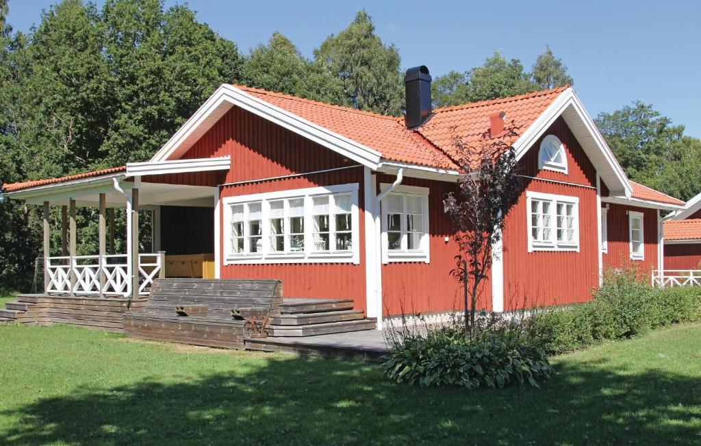 Casa roja con ventanas blancas y porche en Lovely Home In Lttorp With Wifi, en Norrböda