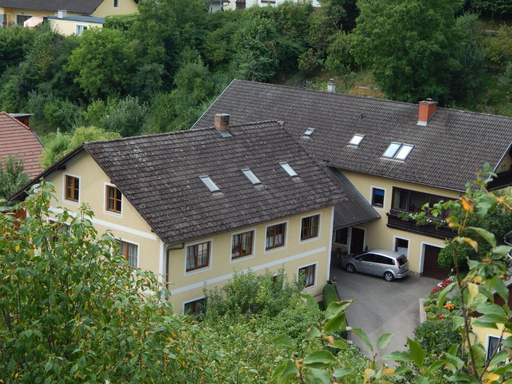 een huis met een auto geparkeerd op een parkeerplaats bij Haus Lindenhofer in Emmersdorf an der Donau