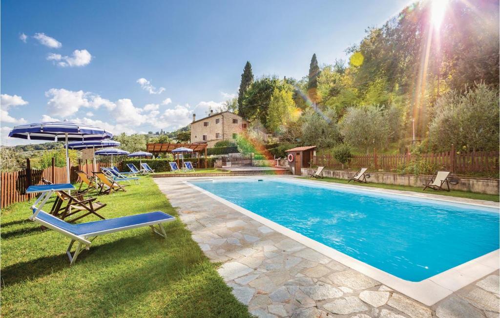 uma piscina no quintal de uma casa em Le Rose em Ulignano