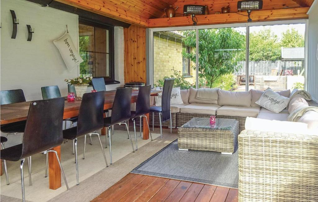 ヘガネスにある4 Bedroom Lovely Home In Höganäsのテーブルとソファのあるリビングルーム