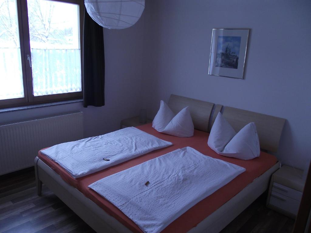 Łóżko lub łóżka w pokoju w obiekcie Apartman Nóra