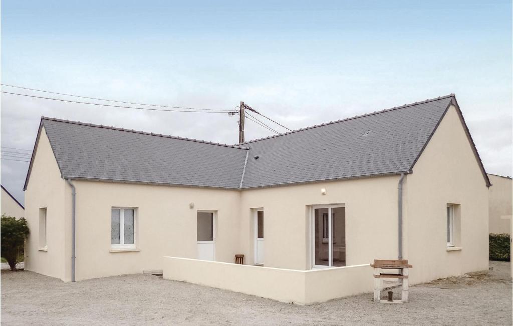 een wit huis met een zwart dak bij Stunning Home In St, Marcouf De Lisle With Wifi in Saint-Marcouf