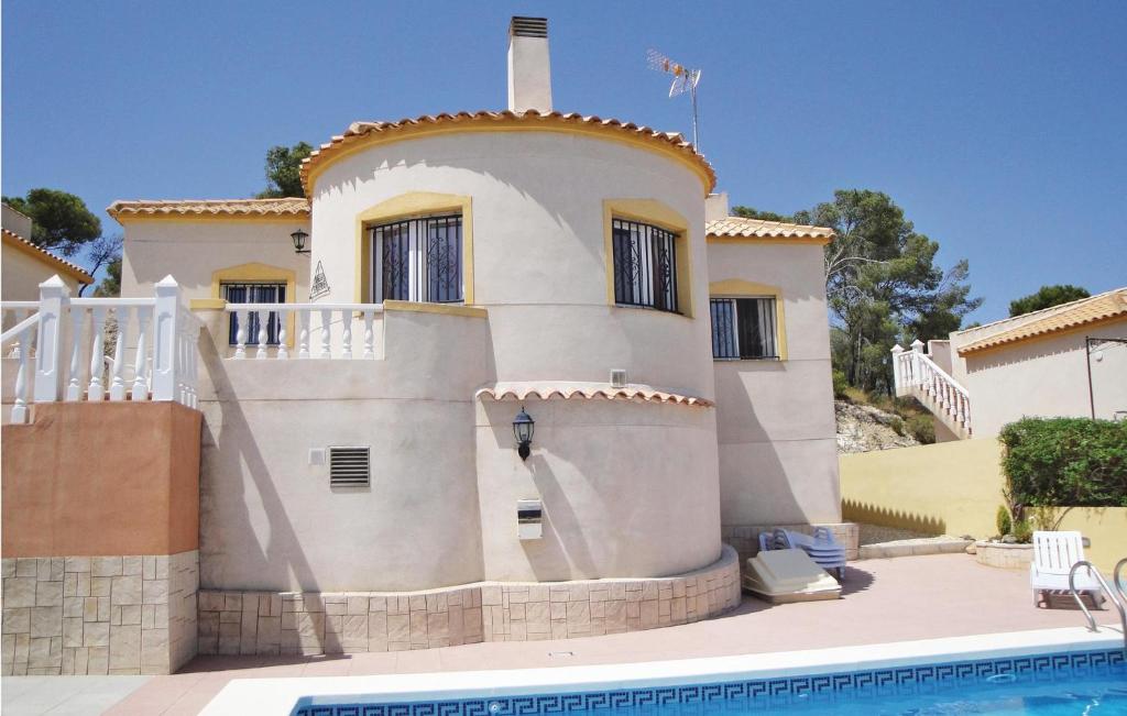 una casa con piscina frente a ella en Cozy Home In Castalla With Swimming Pool en Castalla