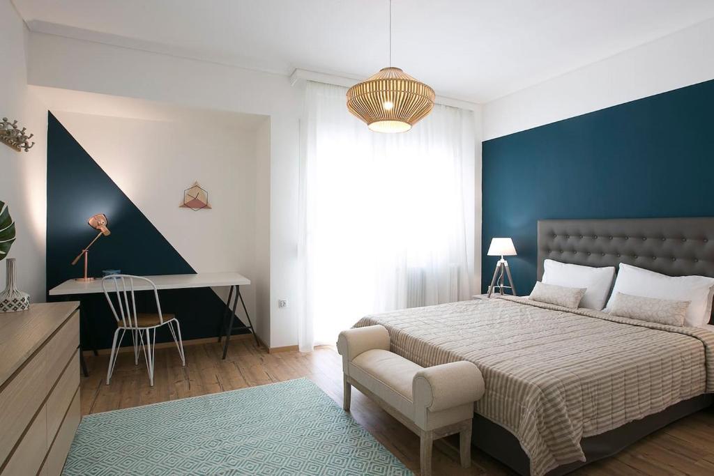 Posteľ alebo postele v izbe v ubytovaní Boho Chic Apartment, Agia Sofia District #FeelsLikeHome