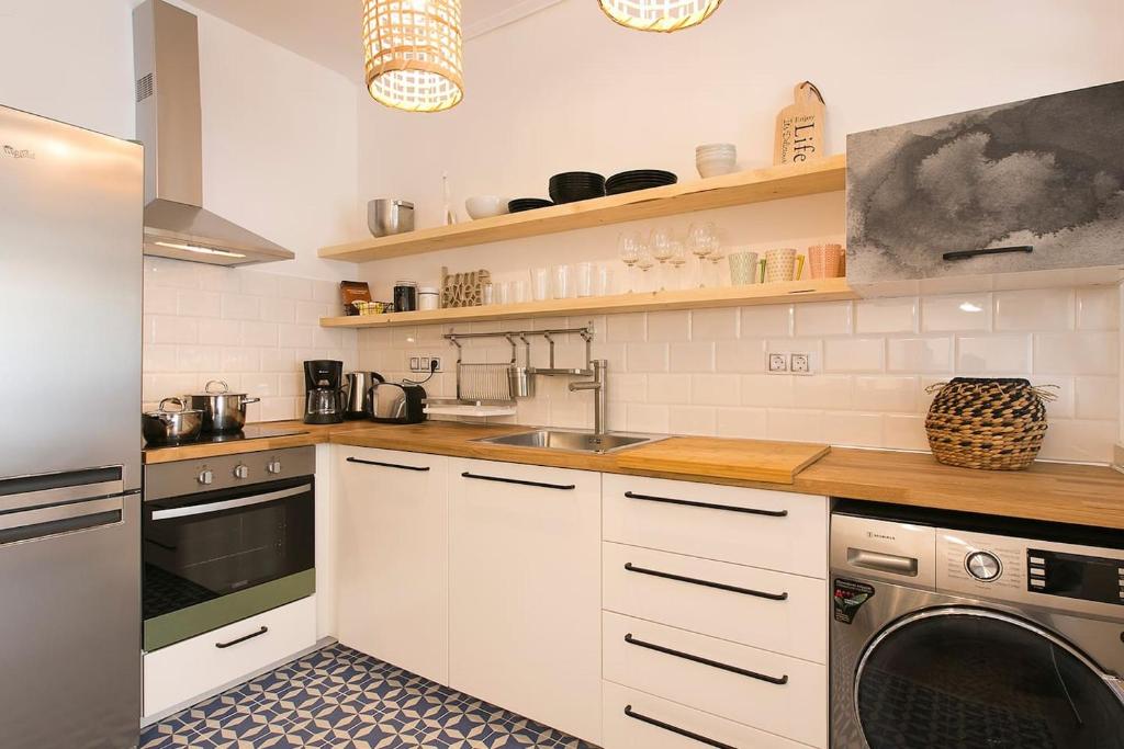 Kuchyňa alebo kuchynka v ubytovaní Boho Chic Apartment, Agia Sofia District #FeelsLikeHome