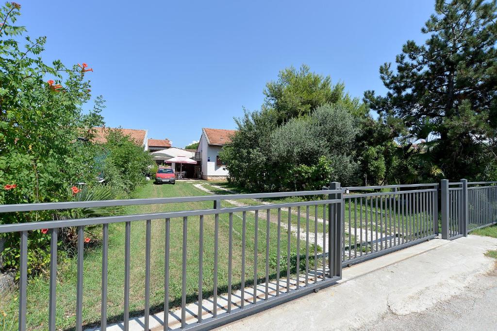 metalowy płot przed dziedzińcem w obiekcie Apartment Milka 1950 w Fažanie