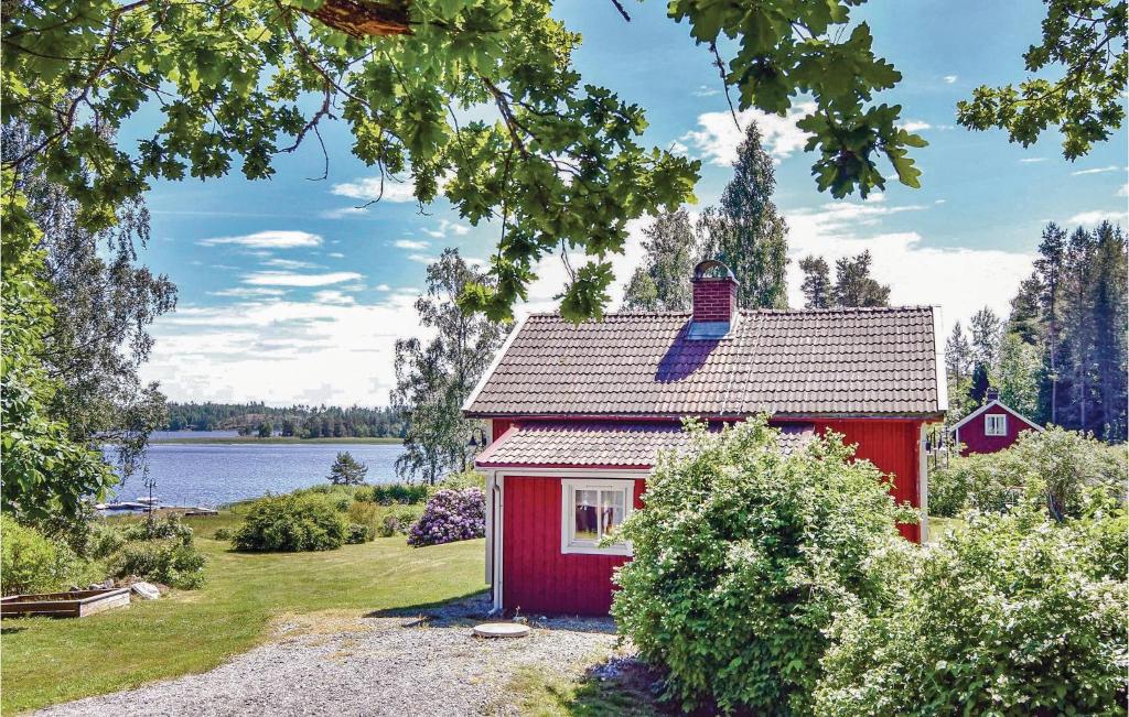 ÅsensbrukにあるAwesome Home In Kpmannebro With House Sea Viewの屋根鳥の赤い家