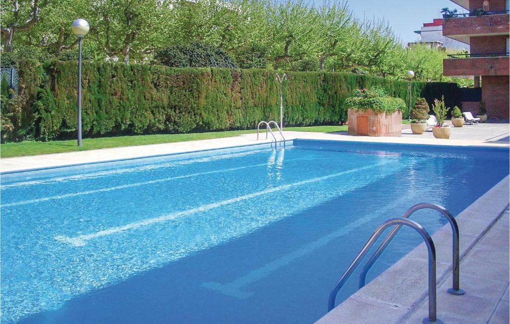 トッサ・デ・マールにある4 Bedroom Stunning Apartment In Tossa De Marの庭の青い水のスイミングプール