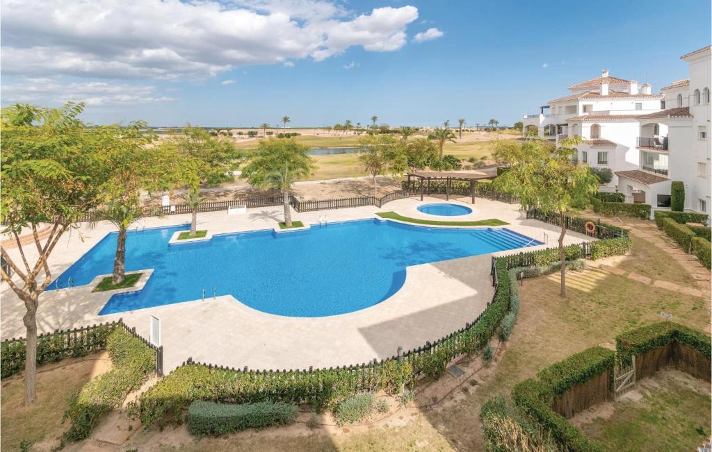 una vista aérea de una piscina en un complejo en Beautiful Apartment In Roldn With Wifi, en Los Tomases