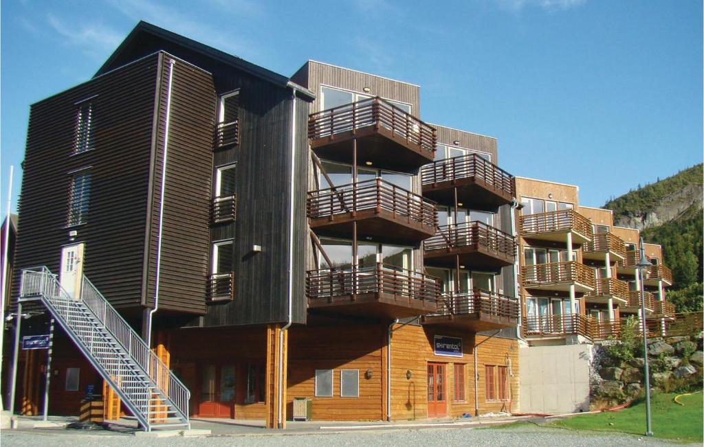 a building with balconies on the side of it at Hemsedal Skisenter in Kyrkjebøen