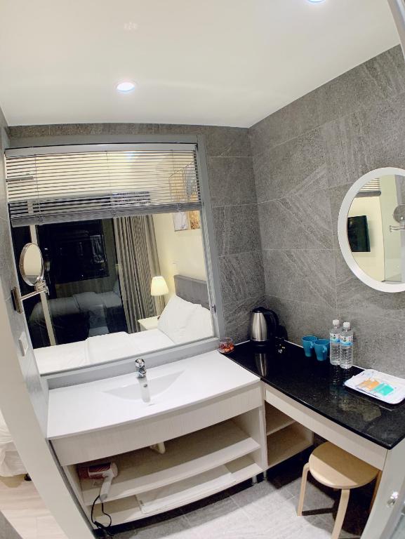 駐駐逢甲 Shine Residence - Deluxe Double Room с балконом