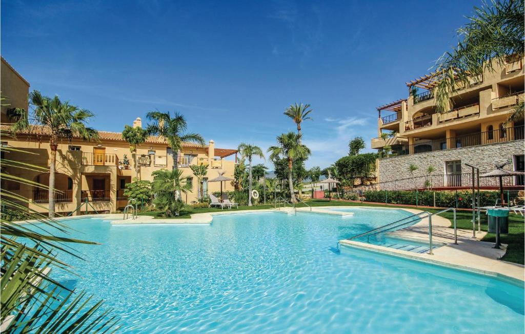 una grande piscina al centro di alcuni edifici di Stunning Apartment In Benahavs With Swimming Pool a Estepona
