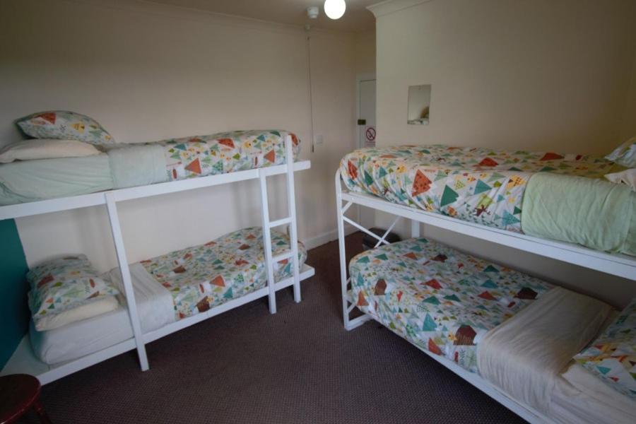 Postel nebo postele na pokoji v ubytování Inverness Student Hotel