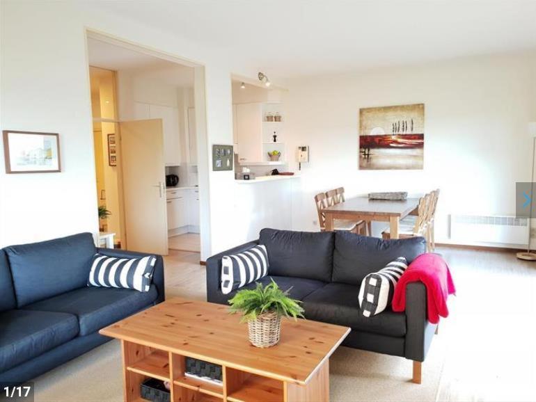 een woonkamer met een blauwe bank en een tafel bij Residentie Noordhinder - Hendrik Consciencelaan 8 - appartement G 0 08 - 8660 De Panne - België in De Panne