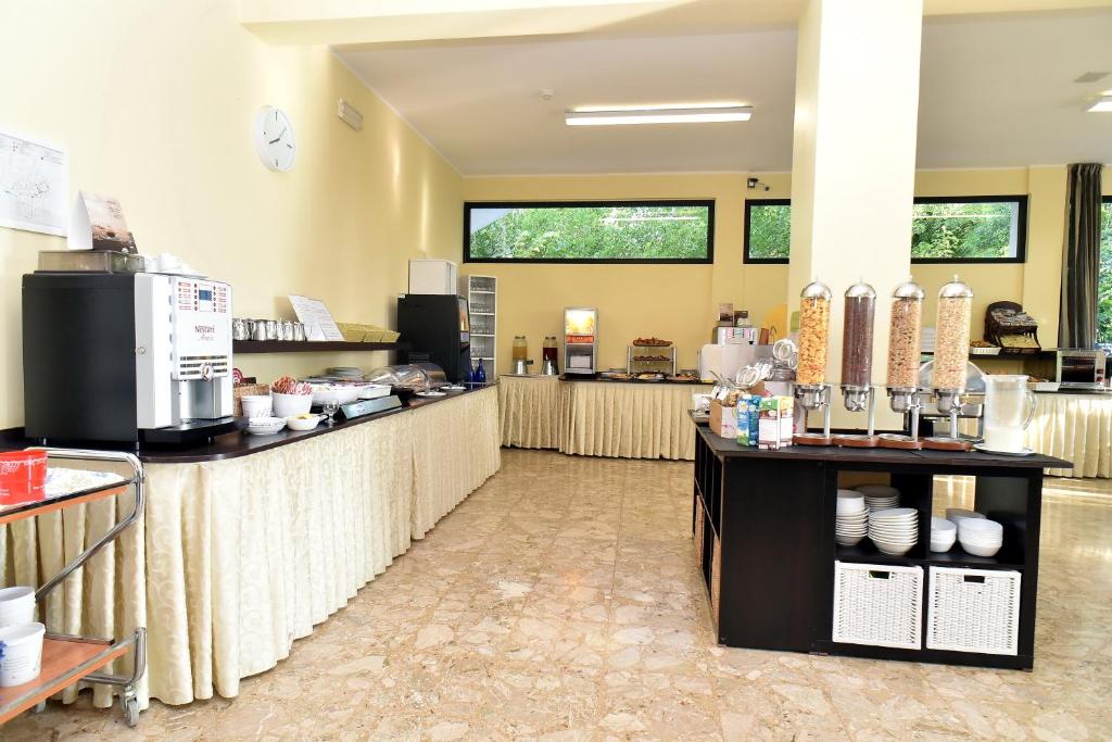Kuchyň nebo kuchyňský kout v ubytování Hotel Beau Soleil